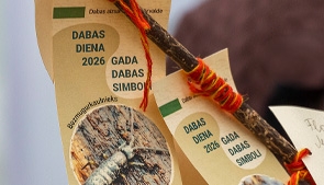 Lapiņas ar uzrakstu DABAS DIENA. GADA DABAS SIMBOLI