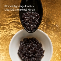 Teksts - storveidīgo zivju kaviārs. Līdz 125 g marķētā kārbā. Attēls - Uz zelta folijas balts trauciņš un melna karote ar melniem kaviāra ikriem.