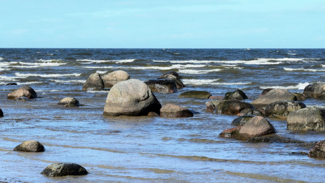 Akmeņi jūrmalā