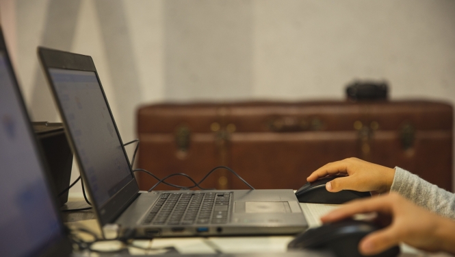 Cilvēka rokas pie datora