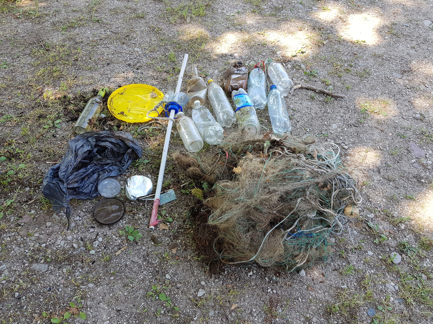 Daļa no apsekojumā savāktajiem atkritumiem - pudeles, tīkli, plastmas trauki