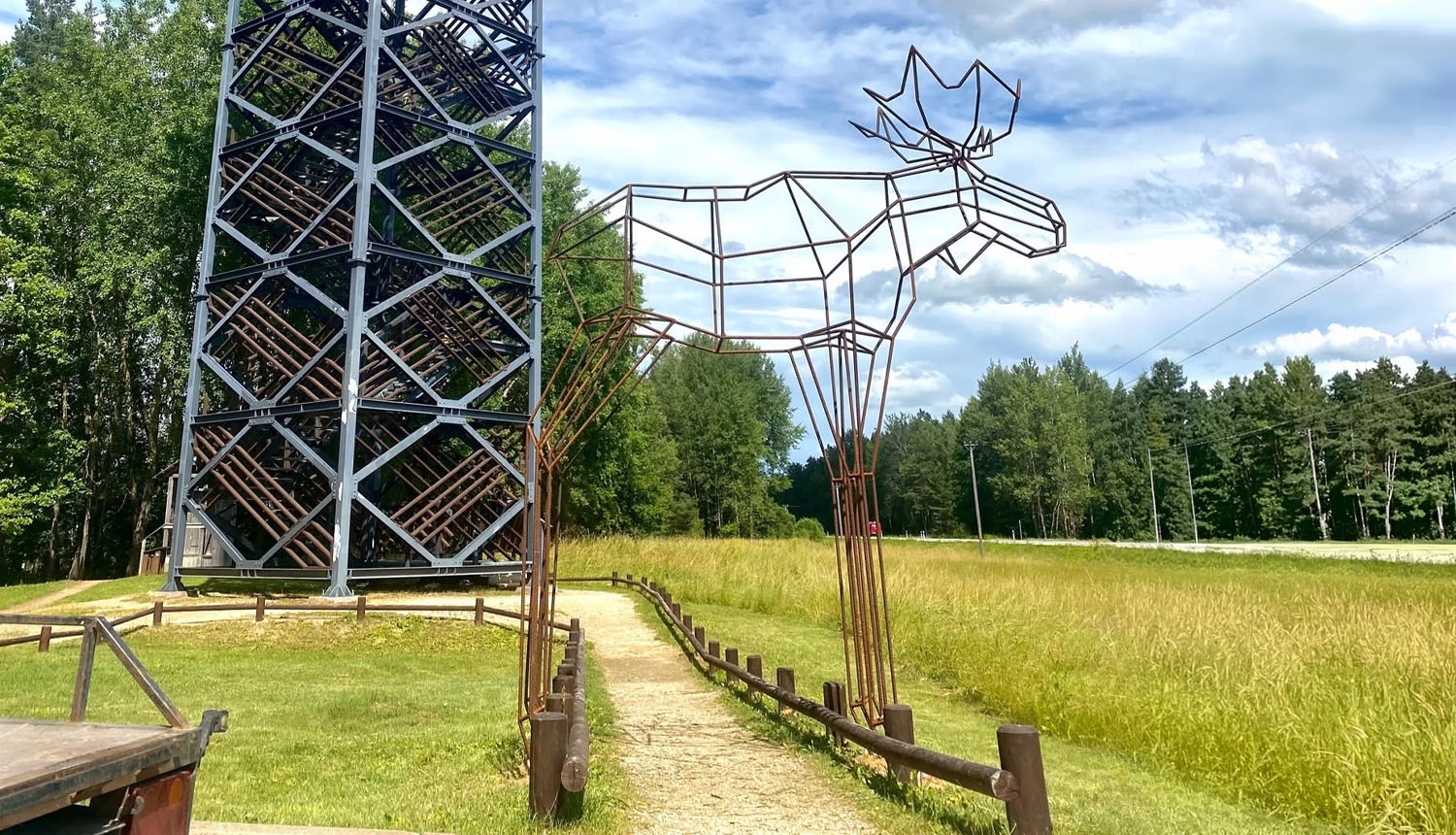 No stieņiem veidots aļņa attēls kā vārti uz skatu torni. Foto Kārlis Zalāns