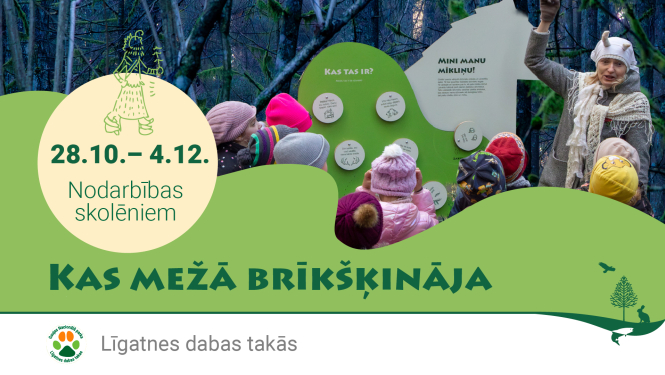 Bērni pie folkloras stenda.