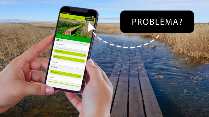 Applūdusi laipa un cilvēka rokas ar telefonu