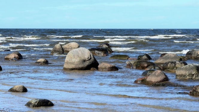 Akmeņi jūrmalā