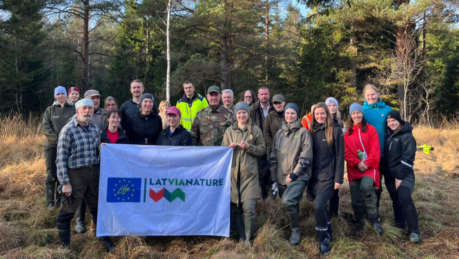 Talkas dalībnieki pļavā