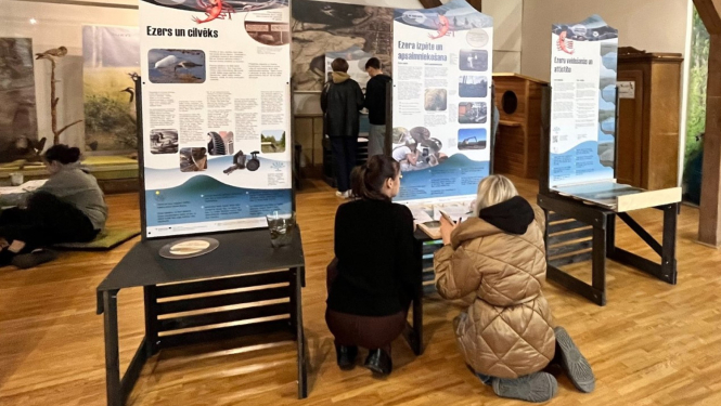 Cilvēki darbojas izstādē