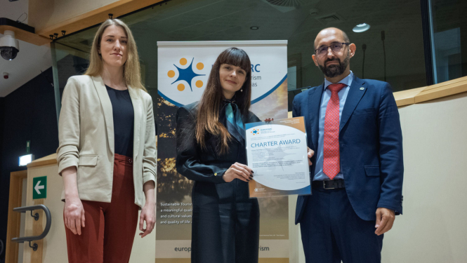 Pārvaldes ģenerāldirektore laura Anteina saņem Gaujas Nacionālā parka sertifikātu par ilgtspējīgu tūrismu