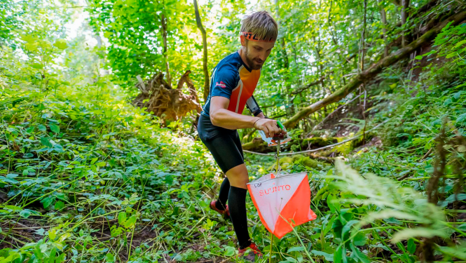 Ortientierists skrien pa mežu