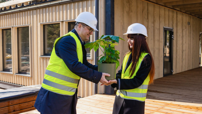 Dabas aizsardzības pārvaldes ģenerāldirektore Laura Anteina saņem ziedus Ķemeru Nacionālā parka dabas centra spāru svētkos