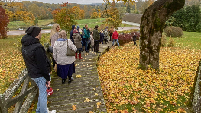 Cilvēki uz takas. Dzeltenas lapas