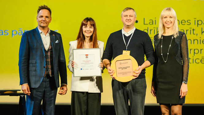 Dabas aizsardzības pārvaldes pārstāvji saņem atzinību pasākumā Celmlauzis 