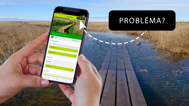 Applūdusi laipa un cilvēka rokas ar telefonu