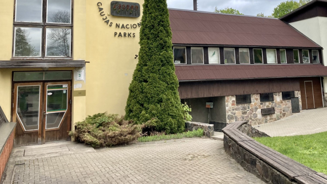 Biroja ieeja Baznīcas ielā 3, Siguldā