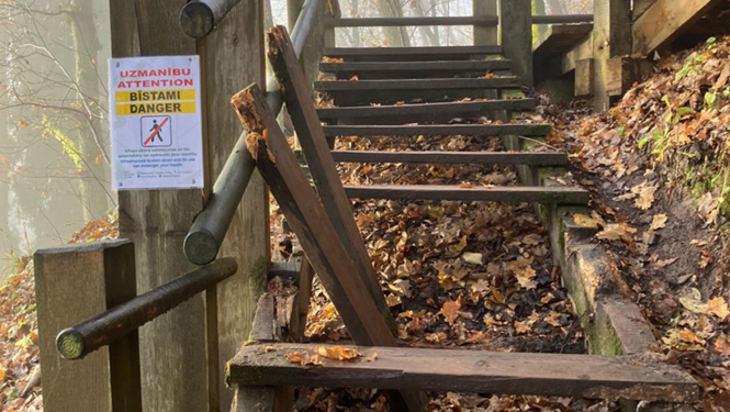 Salūzušas koka kāpnes