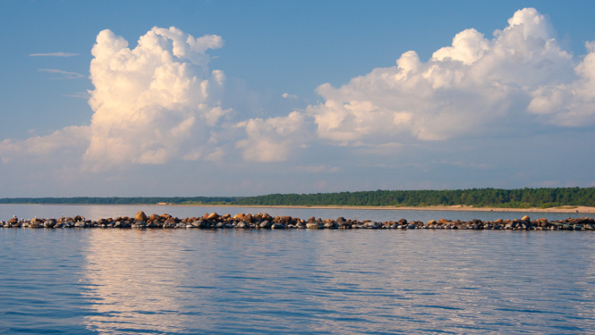 Jūras ainava ar molu.