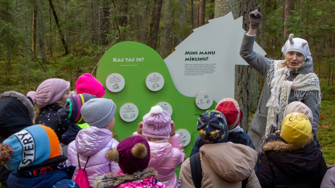 Bērni pie interaktīva stenda.