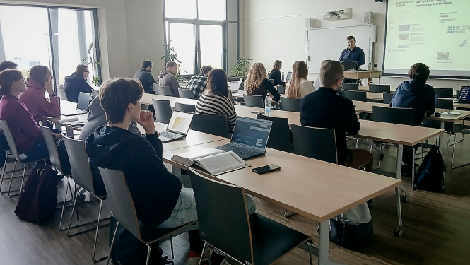 Studenti klausās lekciju