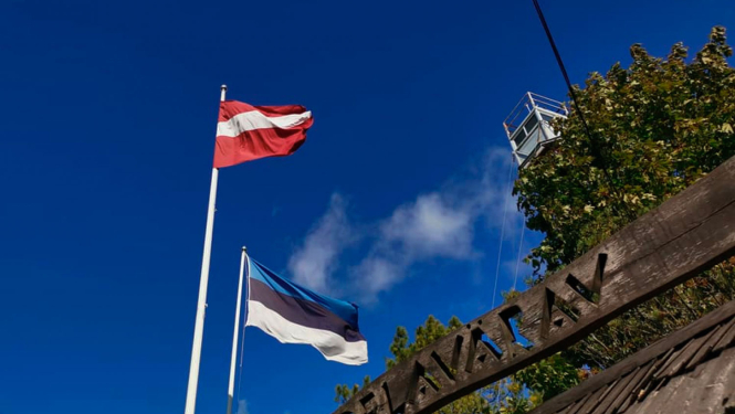 Latvijas un Igaunijas karogs