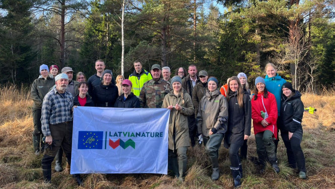 Talkas dalībnieki pļavā