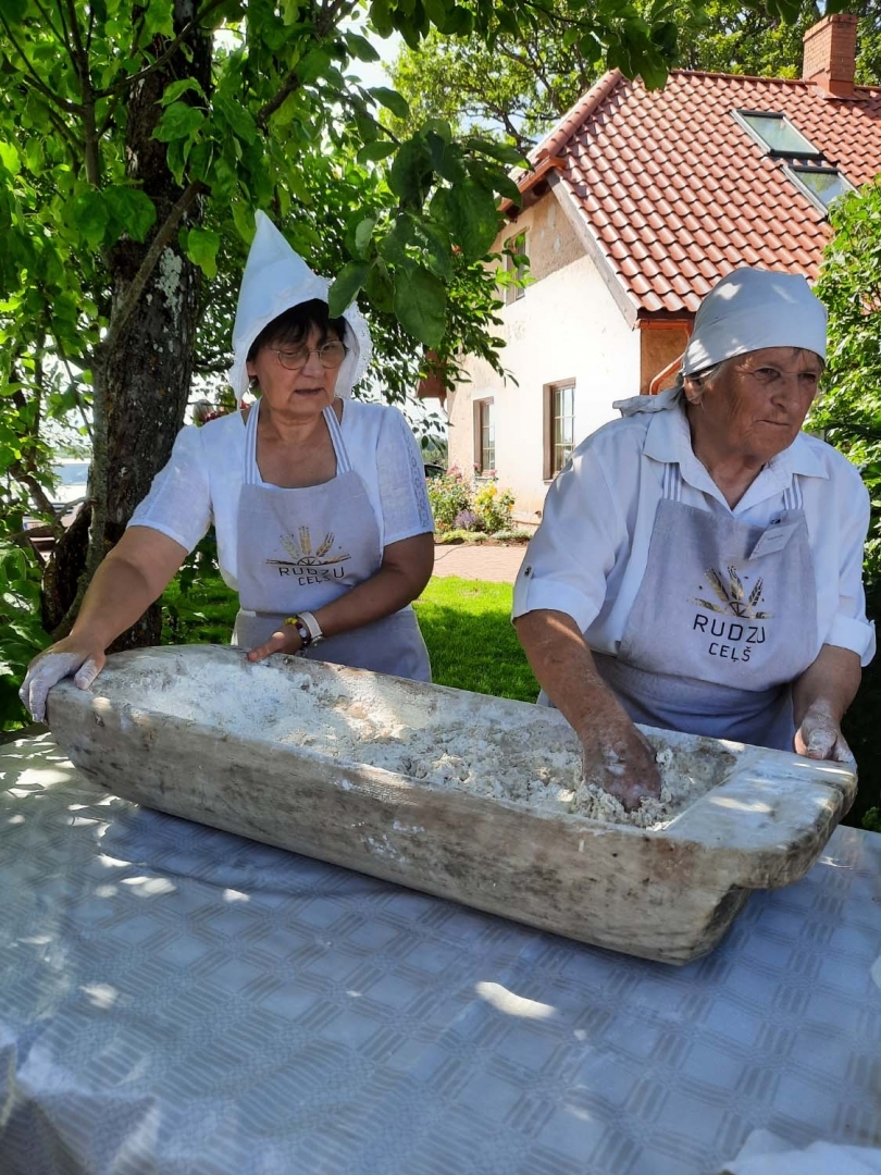 Maizes mīklas gatavošana abrā