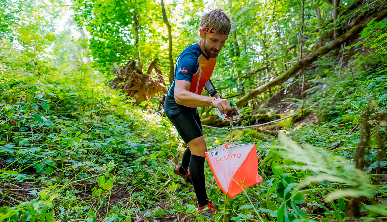 Ortientierists skrien pa mežu