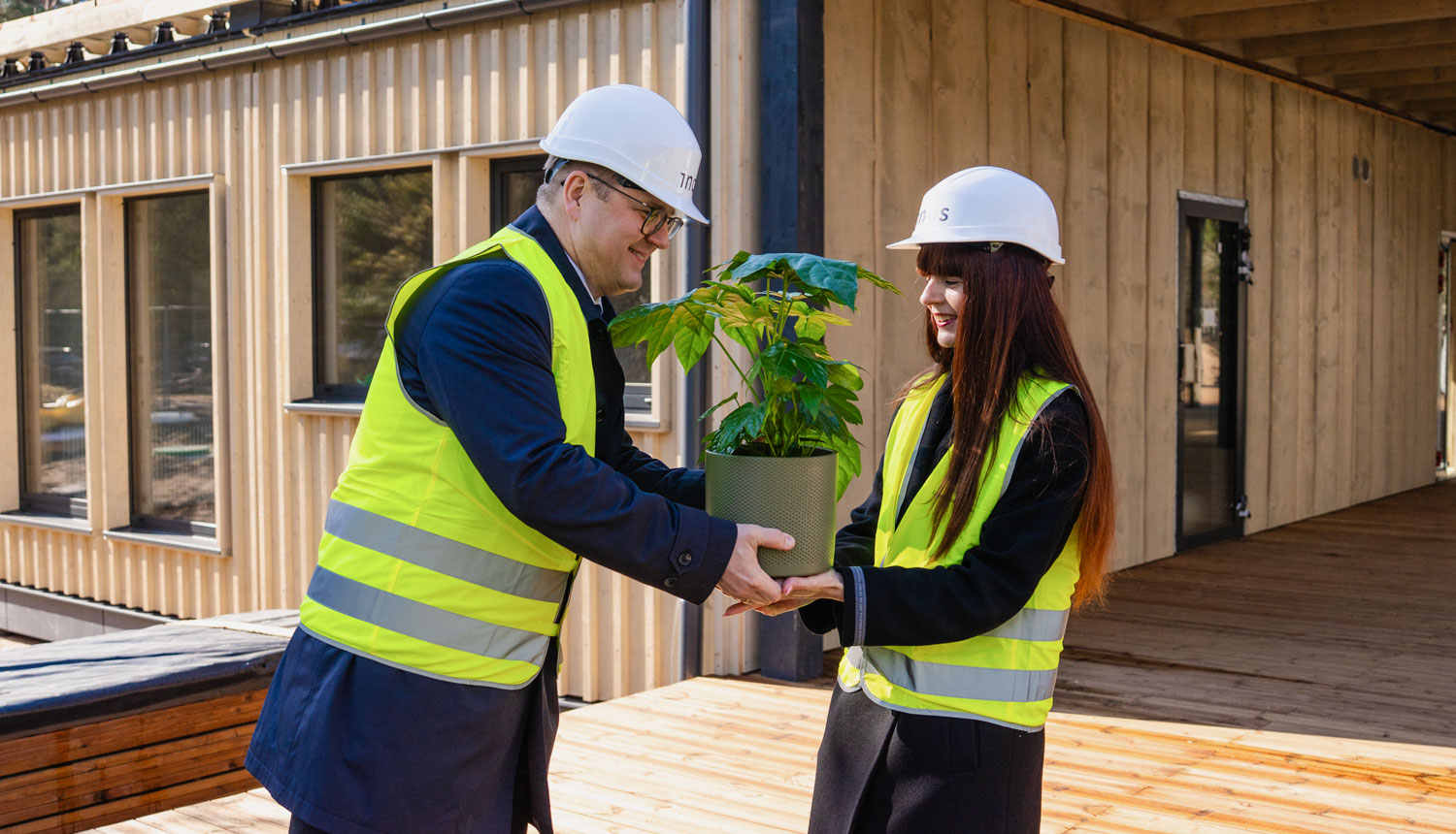 Dabas aizsardzības pārvaldes ģenerāldirektore Laura Anteina saņem ziedus Ķemeru Nacionālā parka dabas centra spāru svētkos