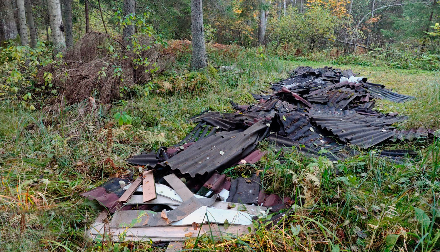 Mežā izgāzta veca šīfera kaudze