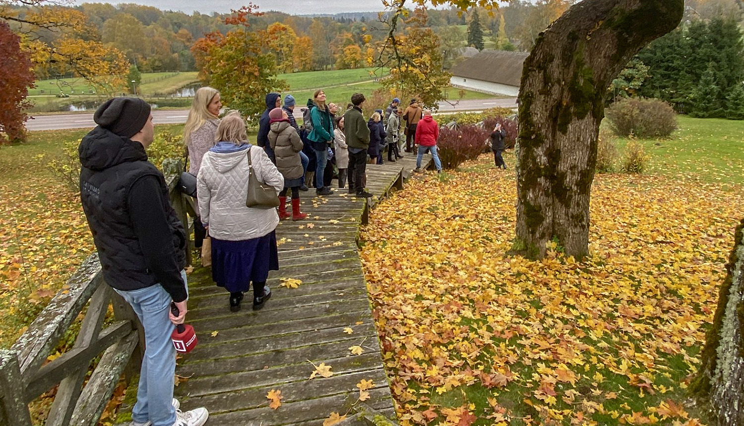 Cilvēki uz takas. Dzeltenas lapas