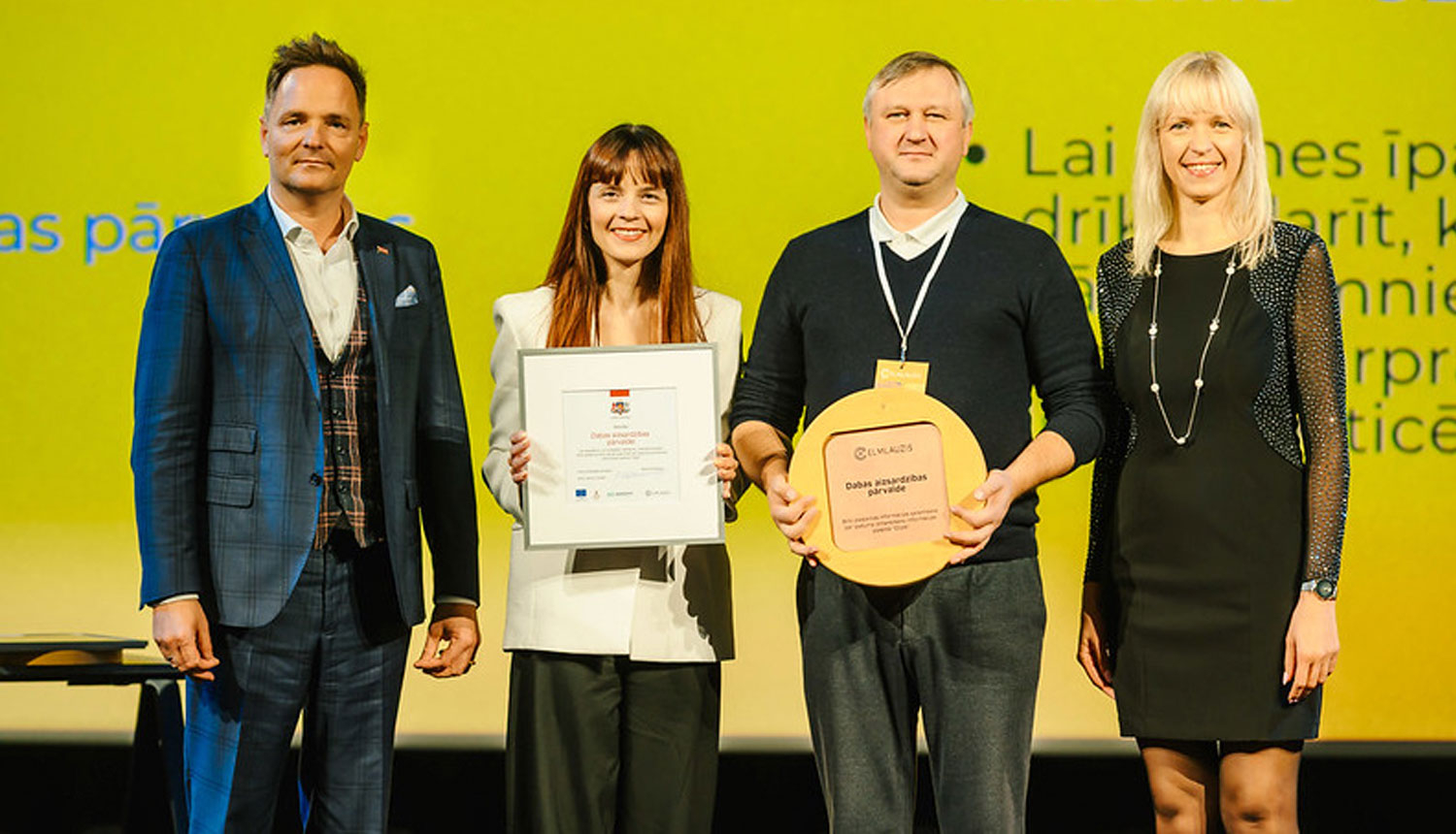 Dabas aizsardzības pārvaldes pārstāvji saņem atzinību pasākumā Celmlauzis 