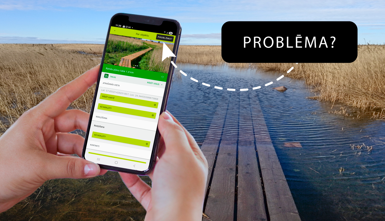 Applūdusi laipa un cilvēka rokas ar telefonu