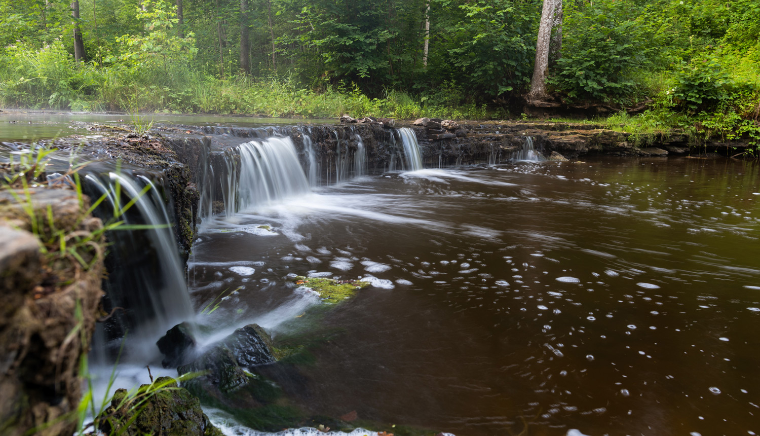 Neliels ūdenskritums dabas parkā Riežupe
