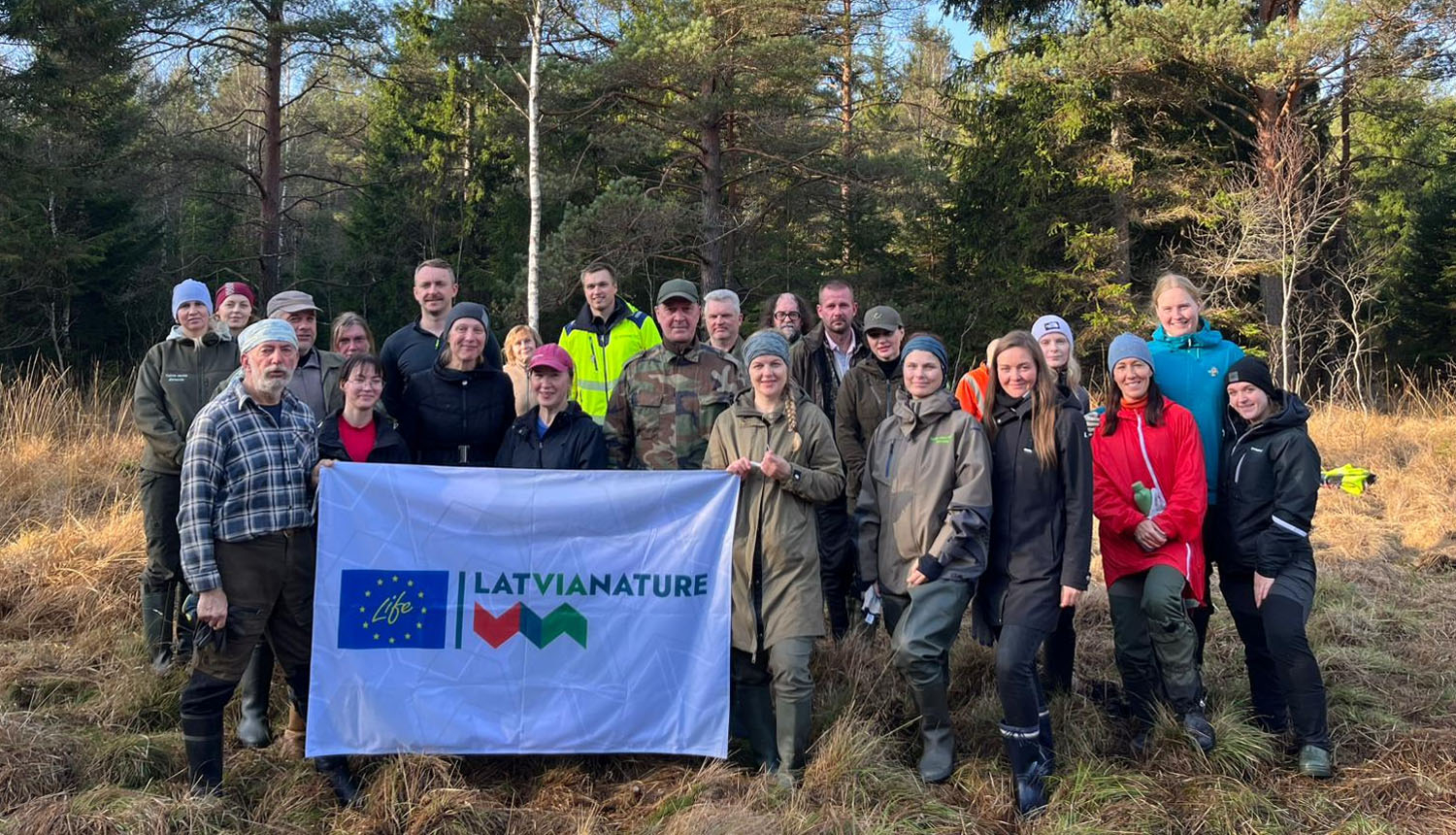 Talkas dalībnieki pļavā