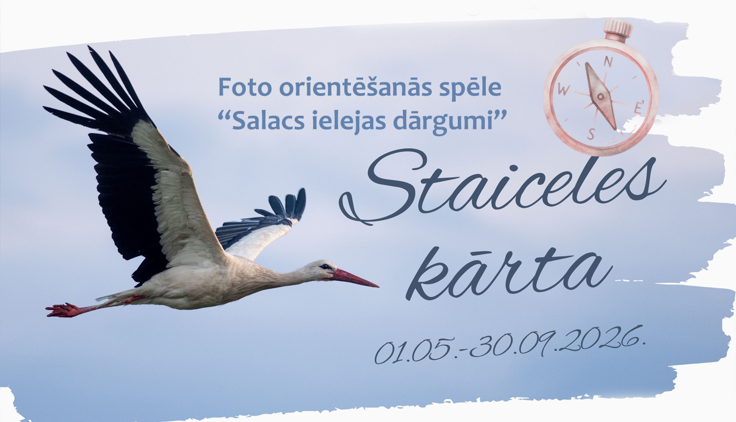 Baltais stārķis lidojumā. Stilizēts kompasa attēls. Teksti: Foto orientēšanās spēle “Salacs ielejas dārgumi”; Staiceles kārta; 01.05.02026.-30.09.2026.
