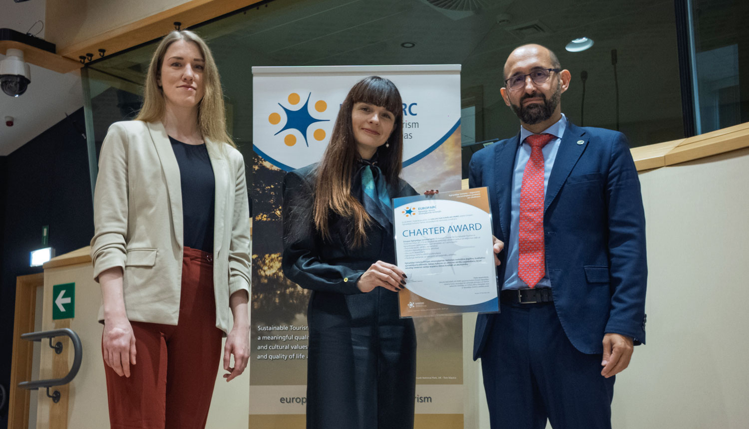 Pārvaldes ģenerāldirektore laura Anteina saņem Gaujas Nacionālā parka sertifikātu par ilgtspējīgu tūrismu