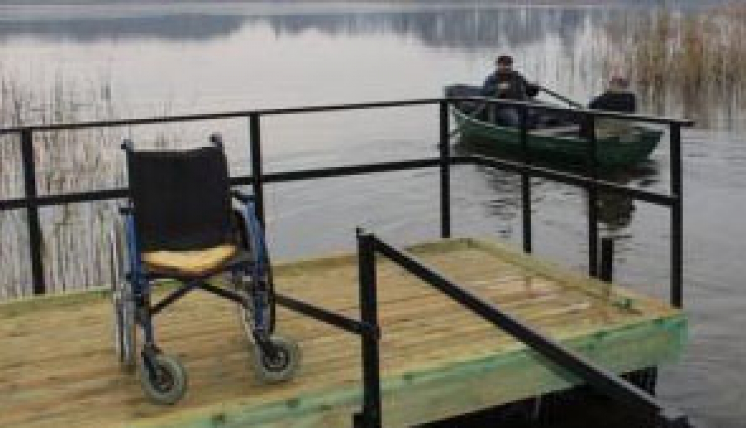 Cilvēks ratiņkrēslā brauc ar laivu