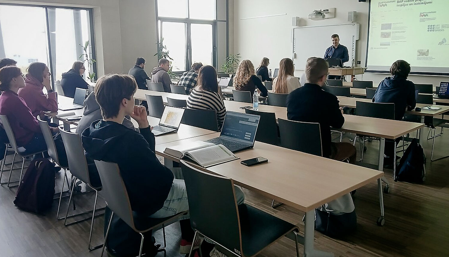 Studenti klausās lekciju