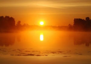 Saullēkts ezerā